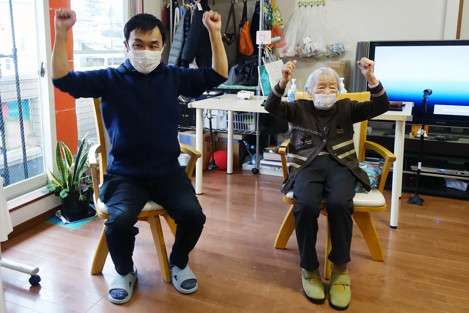 みんなで体操をする様子