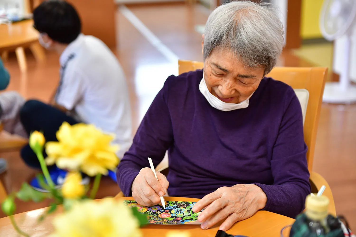 塗り絵をする利用者さま