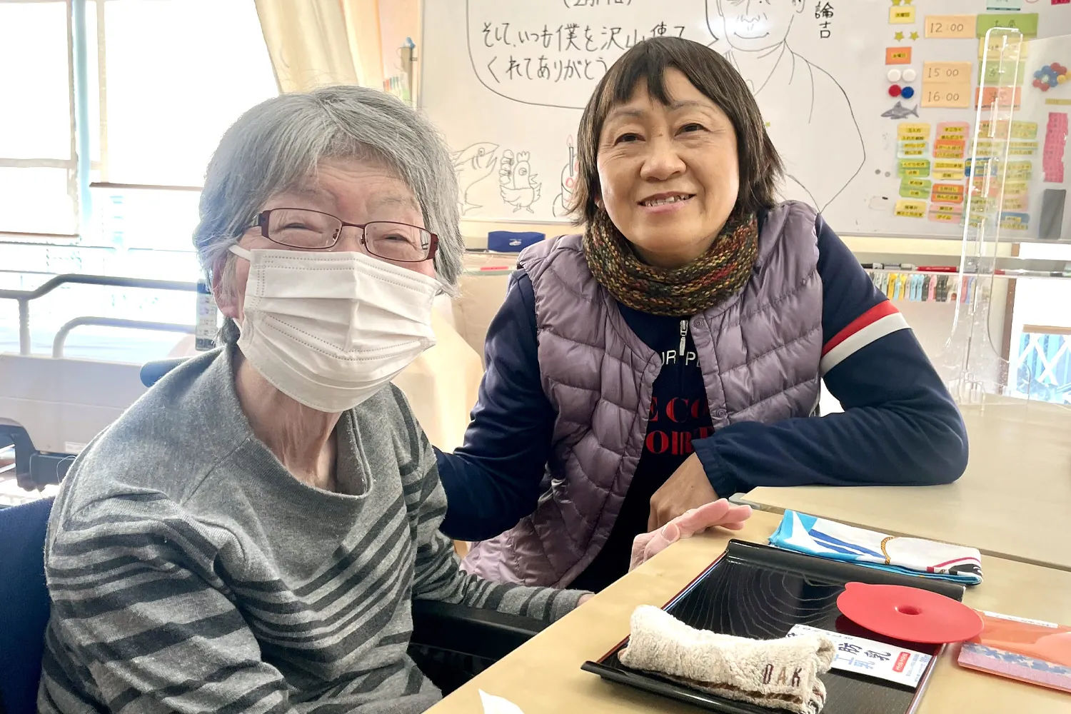 笑顔の利用者さまと職員