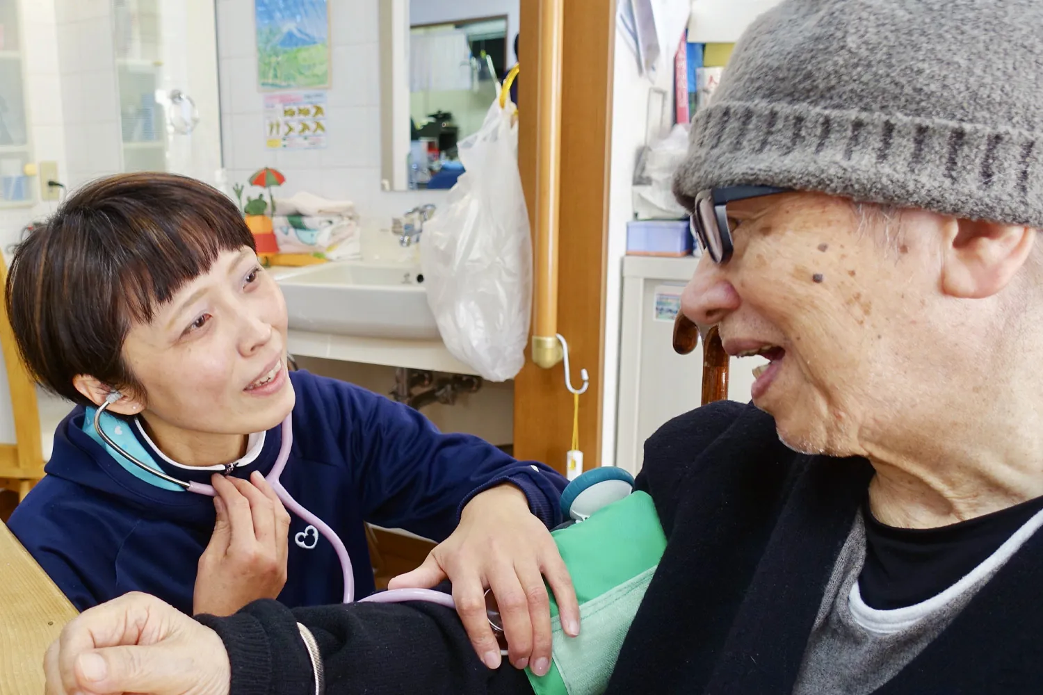利用者さまと笑顔で話す看護師