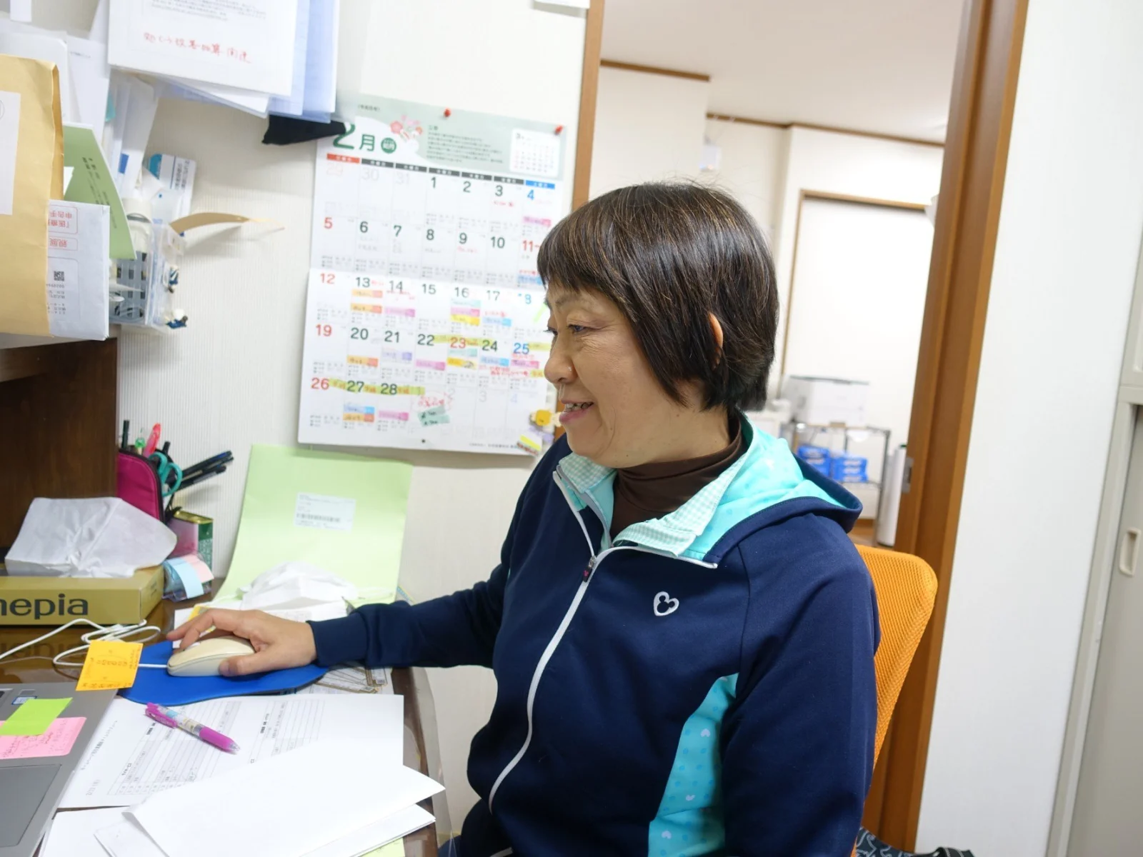みよみよ看護の事務所でパソコンに向かう創業者・松田栄子