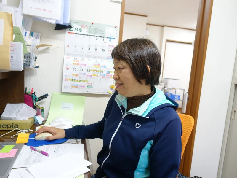 みよみよ看護の事務所でパソコンに向かう創業者・松田栄子