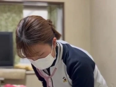利用者さまのご自宅で状態を確認する訪問看護師