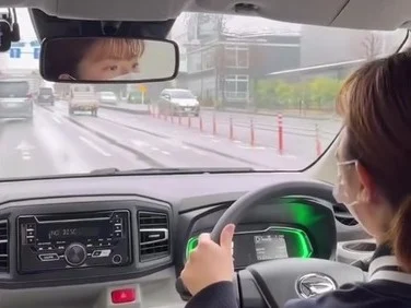 安全運転で訪問先へ向かう訪問看護師