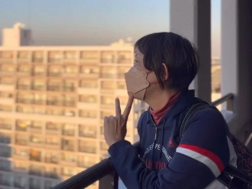 ベランダから街を見渡すみよみよ看護の訪問看護師